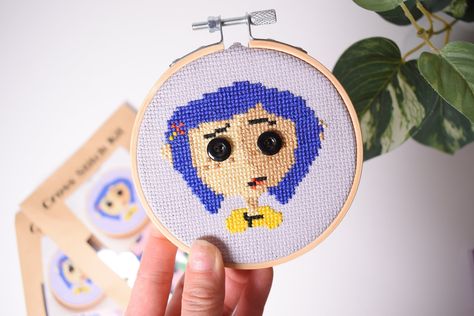 Coraline Embroidery, Coraline Gifts, Coraline Button, Eye Embroidery, Stitch Movie, Diy Beginner, Stitch Diy, Diy Craft Ideas, Crochet Tapestry