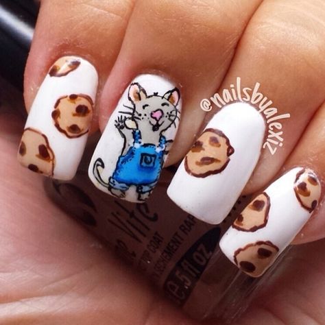 If You Give a Mouse a Cookie | 15 Works Of Nail Art Inspired By Your Favorite Children's Books Book Inspired Nails, Cookie Nails, Mouse Nail Art, Teacher Nails, Book Nail Art, Book Nails, Mouse A Cookie, Brushes Makeup, Inspired Nails