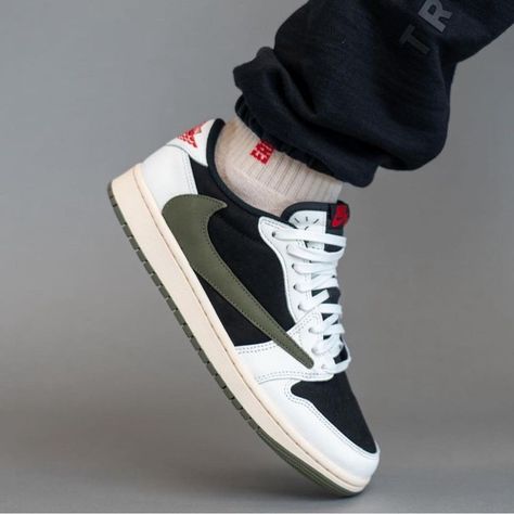 Air Jordan 1 Travis Scott, Jordan Travis Scott, Jordan 1 Lows, Air Jordan Low, Nike Kicks, Jordan Outfit, Jordan Retro 1, Nike Shox, Air Jordan 3