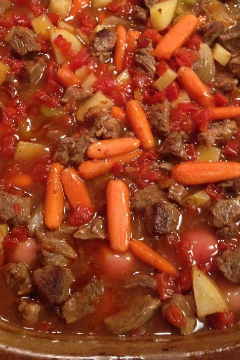 Baked Beef Stew | "A direct quote from my husband - "BEST STEW I HAVE EVER HAD!" No kidding. I loved it too because the taste was fantastic and it was SO easy to make!" #souprecipes #soupinspiration #soup Baked Stew, Baked Beef Stew, Best Stew, Easy Beef Stew Recipe, Easy Beef Stew, Chowder Soup, Beef Stew Meat, Stew Meat, Soup Dinner