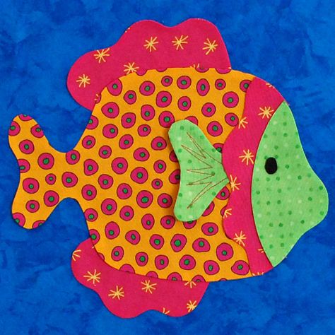 Miss Dottie free applique project with tutorial by Erin Russek Fish Quilt Pattern, Shark Quilt, Fish Applique, Ocean Quilt, Fish Fabric, Bubble Quilt, Fish Quilt, Sea Quilt, Homemade Quilts