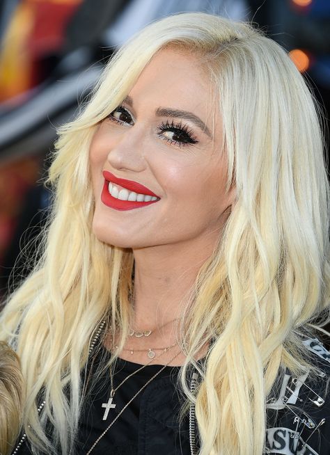 Gwen Stefani Has Been Platinum For Decades, but Do You Know Her Natural Hair Color? Gwen Stefani Hair, Gwen Stefani Pictures, Gwen Renée Stefani, Gwen Stefani Style, Hair Evolution, Platinum Hair, Popsugar Beauty, Long Blonde, Gwen Stefani