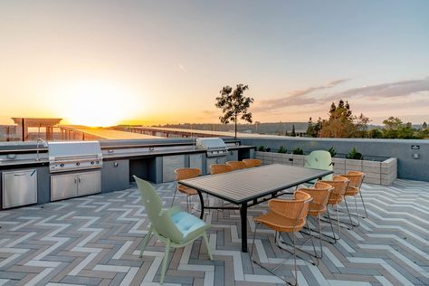 Apartment Grill, Rooftop Bbq, Rooftop Apartment, Rooftop Terrace Design, Grill Area, Rooftop Lounge, Apartment Communities, Bbq Area, Terrace Design