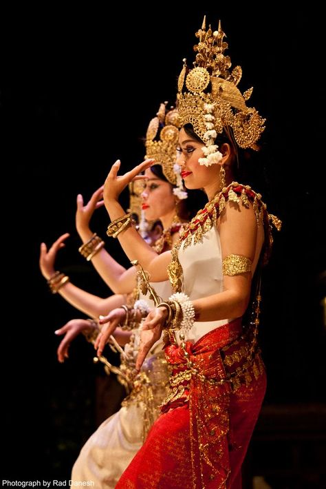 Aspara Dancers in Phnom Penh, Cambodia Apsara Dance, Cambodian Art, Khmer Empire, Bali Lombok, Phnom Penh Cambodia, Cambodia Travel, Siem Reap Cambodia, World Dance, Traditional Dance