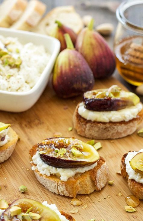 Fig And Ricotta, Ricotta And Honey, Fig Appetizer, Ricotta Crostini, Honey Breakfast, Toasted Crostini, Crostini Appetizers, Gluten Free Puff Pastry, Crostini Recipes