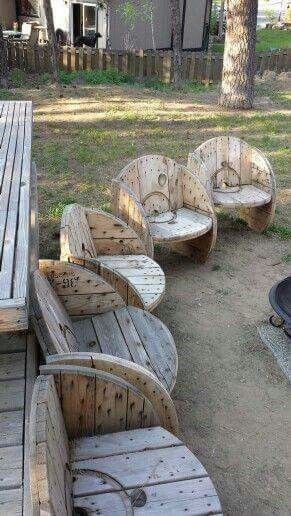 Spool Furniture Outdoor, Projects With Wooden Spools, Spools Diy Projects, Spool Halloween Ideas, Spool Furniture Ideas, Things You Can Do With Pallets, Diy Wooden Spool Table, Wire Spool Furniture, Wooden Spool Bench