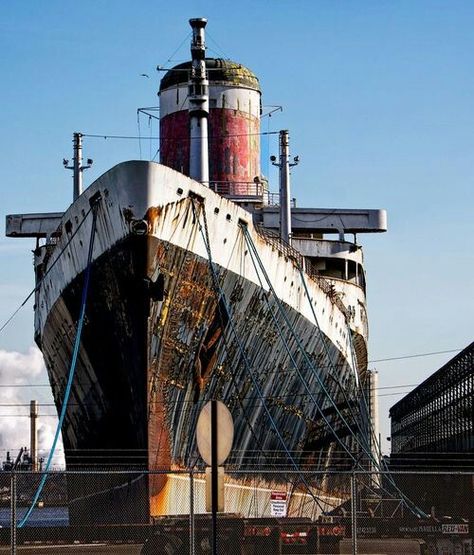 Old ship Analog Life, Bristol Poster, Ss United States, Sea Stuff, Uss America, World Trade Center Nyc, American Flag Wallpaper, Old Sailing Ships, Cruise Liner