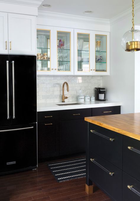 Tuxedo cabinets Instead of going for the one colour cabintetry, which can be quite boring, opt for a mixture of light on top and dark on the bottom, giving you a tuxedo effect Kitchen Cabinets With Black Appliances, Black Lower Cabinets, White Upper Cabinets, Distressed Cabinets, Distressed Kitchen, Fixer Upper Kitchen, Black White Kitchen, Black Kitchen Cabinets, Cabinets Diy