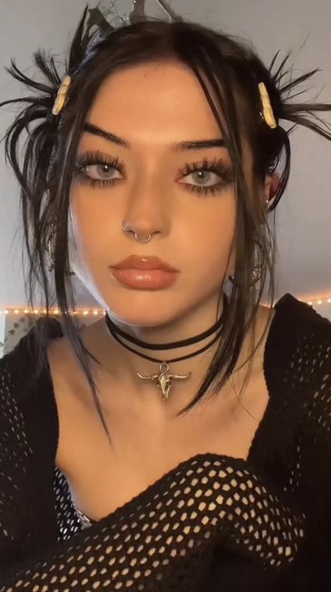 Cool Easy Makeup Looks Creative, 2023 Emo Makeup, 2023 Grunge Makeup, Valentines Grunge Makeup, Makeup Without Fake Eyelashes, Hot Makeup Looks For Green Eyes, Wolf Eyeliner Tutorial, Hairstyles For Above The Shoulder Hair, Alternative Makeup For School