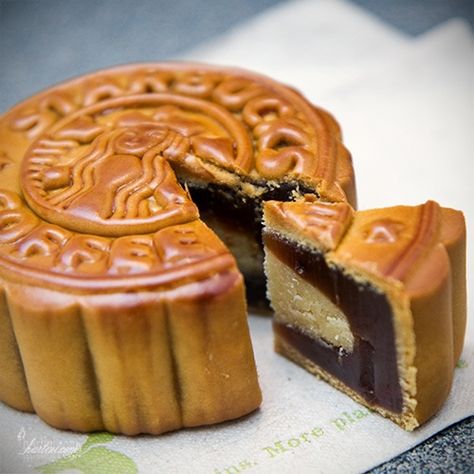 Starbucks coffee Chinese Moon Cake, Chinese Desserts, Mooncake Recipe, Starbucks Cake, Moon Cake Mold, Food Reference, Asian Dessert, Chinese Dessert, Asian Culture