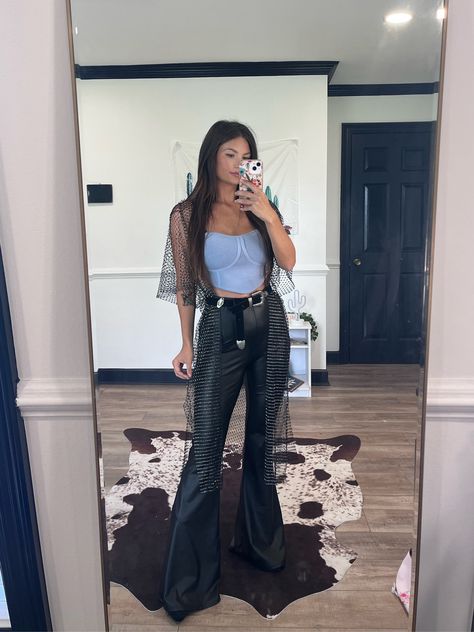 Edgy Look, Leather Leggings, Country Style, Bell Bottoms, Fashion Beauty, Fashion Inspo, Cute Outfits, Fashion Outfits, Crop Tops