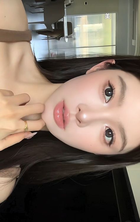 Warm Tone Makeup Korean, Id Photo Aesthetic, New Jeans Makeup, Makeup Looks Korean, Makeup Looks Asian, Igari Makeup, Makeup Asia, Makeup Asian, Asian Makeup Looks