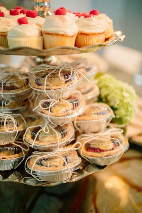 Mini pies and cupcakes as favors Pie Party Favors, Pie Dessert Table, Pie Favors, Coffee Baby Shower, Baby Bbq, Brunch Bar, Pie Party, Door Gift, Dessert In A Jar