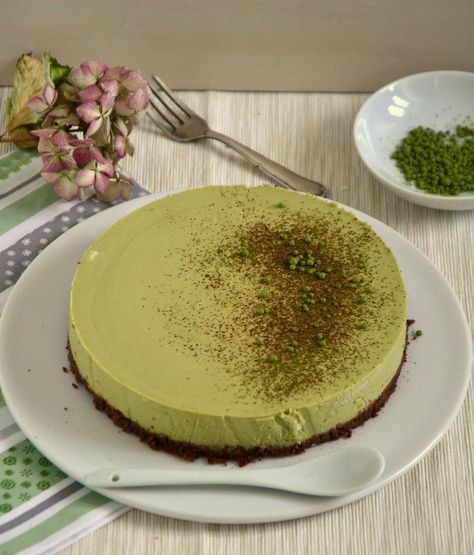 Man könnte das gute Stück auch ungebackenen Grüntee-Käsekuchen nennen. Aber danach wird vermutlich kein Mensch suchen. Da müssen schon griffige Namen her. Rare Cheesecake, Matcha Cheesecake, Asian Desserts, Pastry Cake, Dessert Drinks, No Bake, Soul Food, Asian Recipes, Homemade Recipes