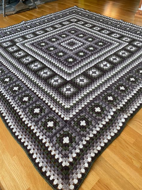 Green And Brown Crochet Blanket, Brown Crochet Blanket, Easy Granny Square Blanket, Grey Granny Square, Crochet Blanket Squares, Blanket Squares, Easy Granny Square, Crochet Throw Pattern, Crochet Square Blanket