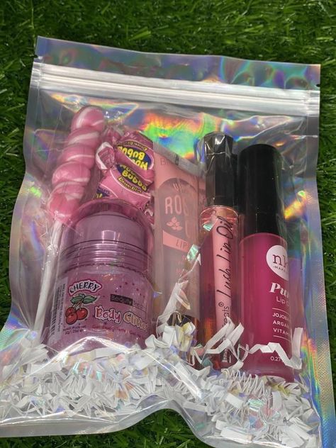 Lipgloss Packaging, Bestie Stuff, Disney Punk, Diy Gifts To Sell, Lip Gloss Containers, Lip Gloss Homemade, Pink Items, Lip Gloss Cosmetics, Dripping Lips