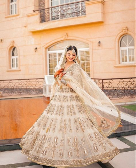 White And Gold Nikkah Dress, White And Gold Pakistani Wedding Dress, White Nikah Dress Pakistani Bridal, Nikkah Dress Pakistani White And Golden, White Nikkah Gown, Golden Bridal Lehenga, Asian Wedding Dress Pakistani, Latest Bridal Lehenga, Couple Wedding Dress