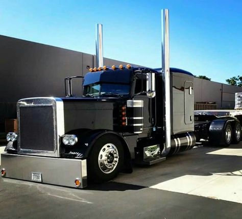 Beautiful Black Peterbilt Custom Peterbilt, Peterbilt 359, Peterbilt 389, Peterbilt Trucks Custom, Nice Trucks, Custom Big Rigs, Peterbilt 379, Trucking Life, Show Trucks