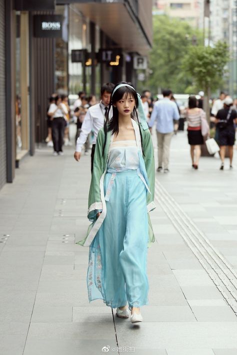 Hanfu Street Style, Traditional Asian Dress, Lover Dress, Chinese Fashion Street, Street Style Aesthetic, Fashion Themes, Asian Street Style, Traditional Fashion, Harajuku Fashion