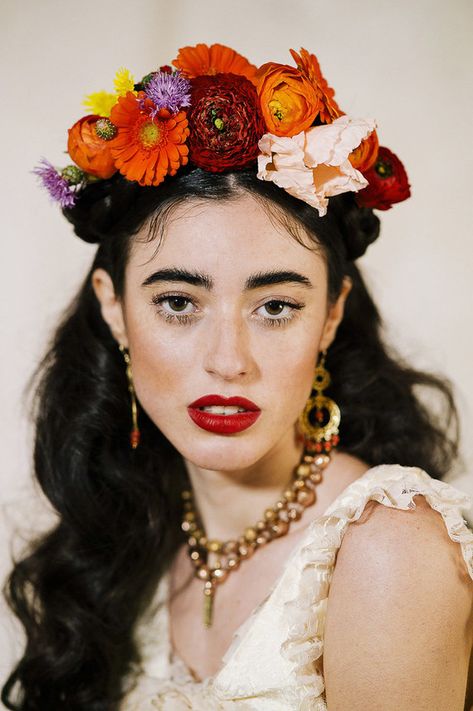 Frida Kahlo inspired wedding | Mexican wedding ideas in Italy | 100 Layer Cake Frida Kahlo Inspired Wedding, Frida Kahlo Wedding, Mexican Hairstyles, Wedding Hairstyles And Makeup, Woman With Flowers, Amalfi Coast Wedding, Mexican Fashion, Flowers In Her Hair, Boda Mexicana