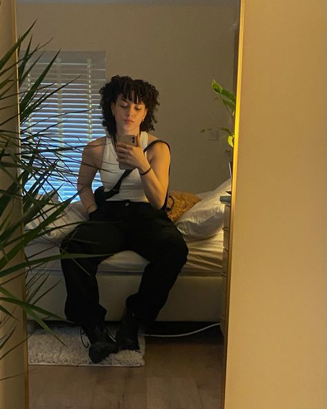 Curly Hair Masc Women, Masc Curly Hair Styles, Androgynous Black People, Lesbian Haircut Long, Cute Dope Outfits, Lesbian Haircut, Masc Outfit, Masc Lesbian, Androgynous Women