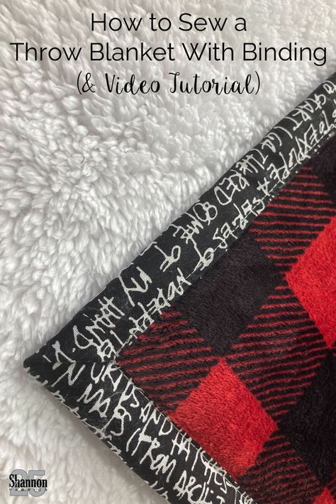 Diy Throw Blankets, Fleece Blanket Diy, Blanket Sewing, Fleece Sewing Projects, Diy Throws, Tips For Sewing, Throw Blanket Pattern, Sewing Fleece, Quilted Throw Blanket