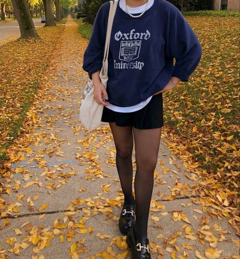 Fall Looks Aesthetic, Fall Girl Outfits Aesthetic, Back To University Outfits Fall, Y2k Old Money Outfits, Gilmore Girl Fall Outfits, Fall Date Outfit Aesthetic, Fall Outfits England, Chicago Aesthetic Outfits Fall, Oxford University Outfit