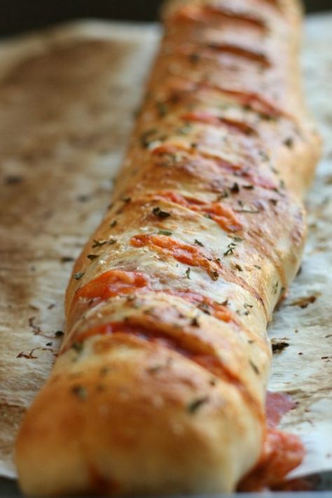 Do you know how to make Stromboli? Get this step-by-step tutorial on how to make this pizza-inspired appetizer! Original recipe posted 01/13/12. I just added the video you see above!! LOVE this recipe so much. Now, do you know what Stromboli is? I was first introduced to this magnificent appetizer when I worked as a...Read More How To Make Stromboli, Pillsbury Pizza Dough, Pizza Stromboli, Pillsbury Pizza, Stromboli Recipe, Think Food, Minestrone, Ww Recipes, Italian Dishes