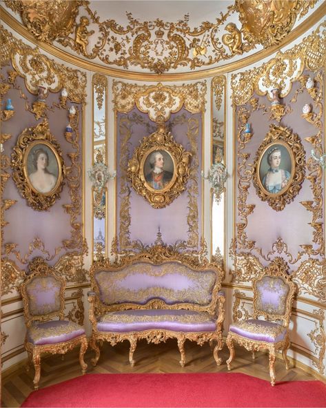 Princess Lifestyle, Royal Bedroom Design, Rococo Aesthetic, Linderhof Palace, Rococo Interior, Royal Bedroom, Castles To Visit, Minimalist Bathroom Design, Rococo Art