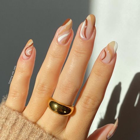 Fall Squiggle Nails, Nails With Swirly Lines, Swirl Gel Nails, Gold Swirl Nails, Fall Swirl Nails, Fall Abstract Nails, Squiggle Nails, Short Coffin Nails Designs, Short Nail Manicure