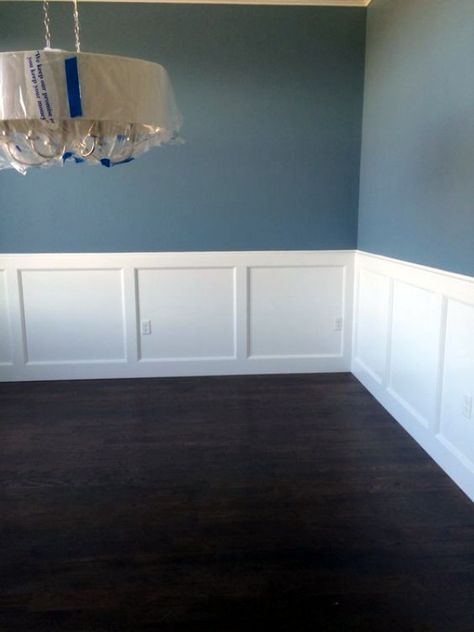 40 Simple Yet Classic Wainscoting Design Ideas - Bored Art Sherwin Williams Poolhouse, Pool House With Bathroom, Waynes Coating, Painted Wainscoting, Wainscoting Bathroom, Dining Room Wainscoting, Wainscoting Styles, White Wainscoting, Diy Wainscoting