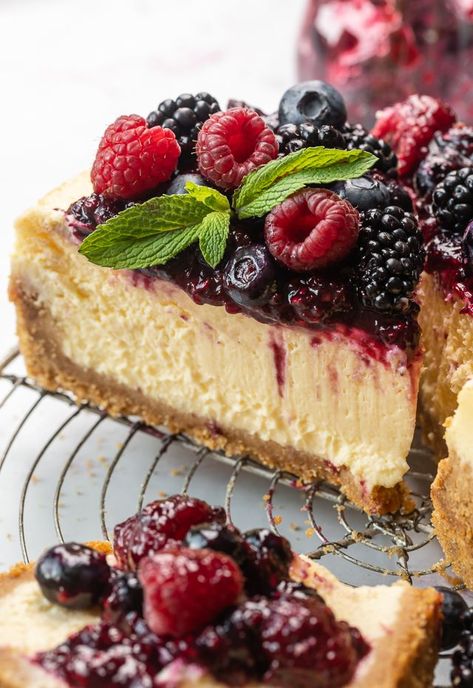 Cheesecake With Berries, Italian Ricotta Cheesecake, Dessert Gourmet, Ricotta Cheesecake, Pecan Pie Cheesecake, Baker By Nature, Berry Sauce, Easy Cheesecake Recipes, Easy Cheesecake