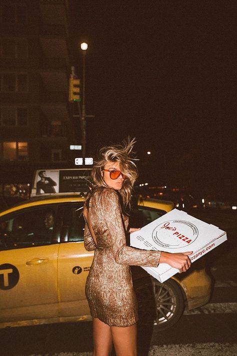 Night Photography Portrait, Slice Slice Baby, Nyc Photoshoot, Inspiration Photoshoot, Nyc Night, Pizza Box, Nyc Aesthetic, Nyc Life, Photoshoot Concept