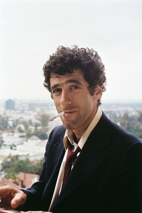 Elliot Gould 70s, 70s Male Actors, Elliott Gould 70s, The Long Goodbye 1973, Philip Marlowe, Long Goodbye, Tom Wolfe, The Long Goodbye, Raymond Chandler