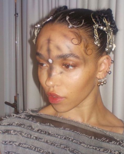 Fka Twigs, Face Art Makeup, Festival Makeup, On The Red Carpet, Creative Makeup, The Red Carpet, Mode Inspiration, Face Art, Makeup Art