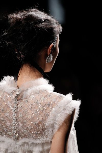 White Couture, Tambour Beading, Haute Couture Embroidery, Couture Embroidery, Chanel Haute Couture, Chanel Spring, Couture Details, Couture Runway, Glam Fashion