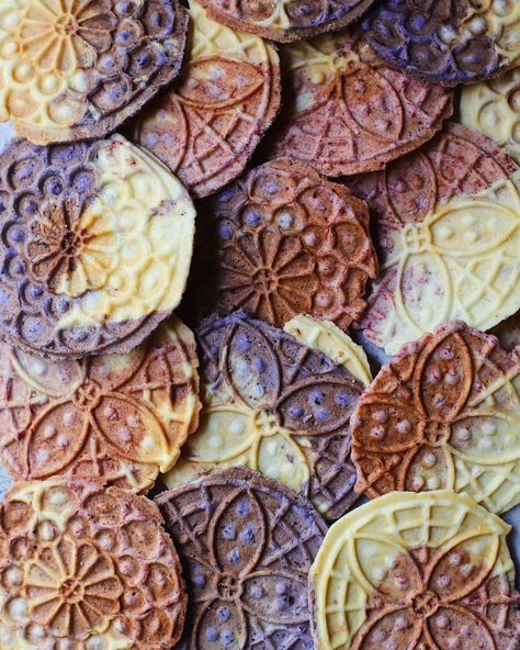 Stroop Waffles, Pizzelle Recipes, Banana Pound Cake, Cone Cakes, Italian Nonna, Pizzelle Cookies, Pizzelle Recipe, Ice Cream Month, Cake Ice Cream