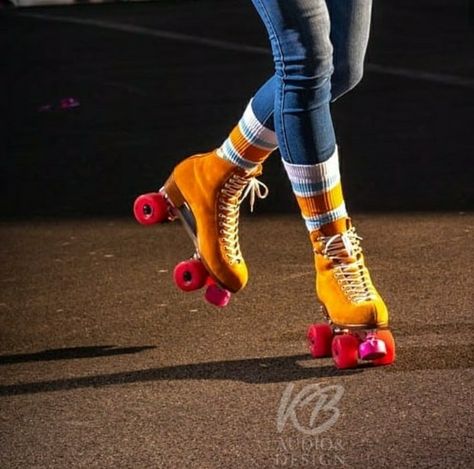 Scootaloo Aesthetic, Activity Aesthetic, Skating Photoshoot, Roller Quad, Pink Roller Skates, Roller Skating Outfits, Heels And Socks, Skate Helmet, Skate Aesthetic