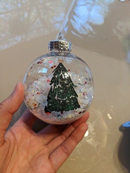 Clear Disc Ornaments Ideas, Paint Plastic Ornaments, Christmas Clear Ornament Ideas, Painted Clear Ornaments, Clear Bulb Ornament Ideas, Clear Ornament Ideas, Clear Christmas Ornaments, Ornaments Ideas, Clear Ornaments