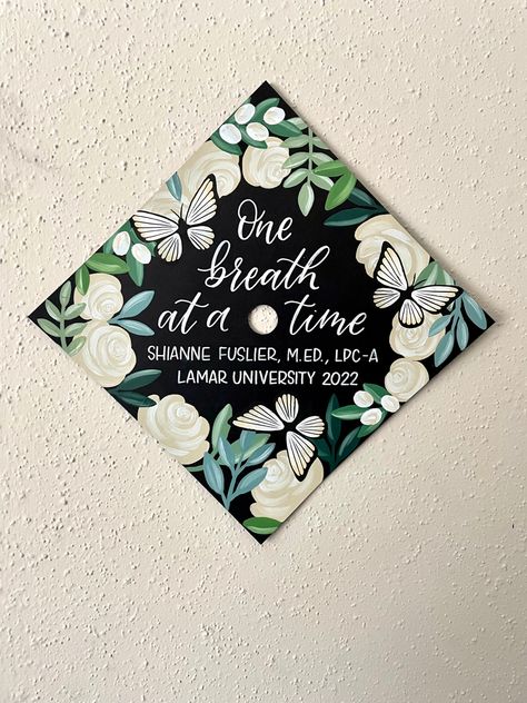 Graduation Cap Flowers Painted, Hand Painted Graduation Cap, Graduation Cap Designs Painted, Painted Grad Cap Ideas, Butterfly Graduation Cap, Painted Graduation Cap, Psych Np, Floral Graduation Cap, Diy Grad Cap