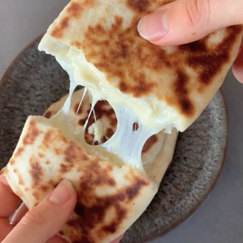 4 Ingredient No Yeast Cheesy Flat Breads Flat Bread No Yeast, Flatbread Dough Recipe, Cheese Flatbread Recipes, Yogurt Flatbread, Bread No Yeast, Cheese Flatbread, Flat Breads, Homemade Dough, Flat Bread