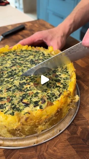 Healthy Ingredient Recipes 🥗 on Instagram: "Bacon and Spinach Breakfast Quiche with a Potato Crust! Credit @bobbyparrish

FOLLOW, SAVE & SHARE! 📌

Ingredients:
1.5 lbs small potatoes
Salt & pepper
6 strips bacon
1 small onion, diced
3 cloves garlic, finely chopped
8-10 oz frozen spinach (thawed and liquid squeezed out)
6 eggs
1/2 cup whole milk
Grated Parmesan cheese
Directions:

Preheat the oven to 350°F.
Boil the potatoes in salted water for 10-12 minutes. Drain, then place them in a springform pan lined with parchment paper. Drizzle olive oil over the bottom and press the potatoes gently to form an even layer covering the base and about 1-1.5 inches up the sides, creating a crust. Drizzle more olive oil on top, season with salt and pepper, and bake for 15 minutes to crisp up.
While th Quiche Springform Pan, Eggs In Cupcake Pan, Eggs Cooked In Muffin Pan, Broccoli Egg Crustless Quiche, Eggs And Bacon In Muffin Pan, Potato Egg Bake, Springform Pan Recipes, Baked Egg Cups, Spinach Breakfast