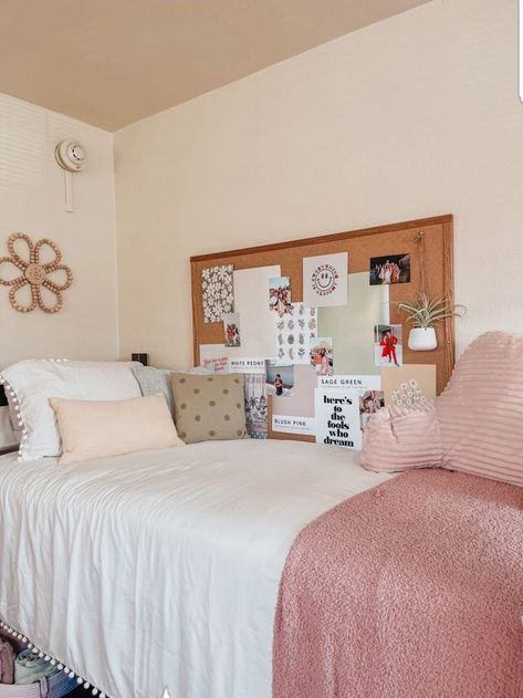 College Dorm Room Ideas Pink And White, Dorm Gallery Wall Ideas, Cute Dorm Accessories, Classy Dorm Room Ideas, Dorm Room Designs Green, Dorm Room Designs Black, Dorm Room Designs Blue, Pink Dorm Bed, Dorm Room Designs Boho