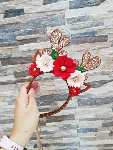 Christmas Hair Accessories, Christmas Hair, Art Tips, Hoop Wreath, Hair Bows, Christmas Crafts, Hair Accessories, Crown, Crochet