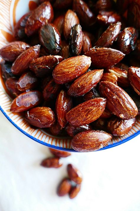 Satisfy your sweet tooth with these maple roasted almonds. They only take 20 minutes to prepare, and they're vegan, gluten-free, and paleo friendly. Maple Roasted Almonds, Vegan Apps, Spicy Almonds, Healthier Treats, Healthy Brunch Recipes, Candied Almonds, Low Histamine, Plant Based Recipes Easy, Veggie Snacks