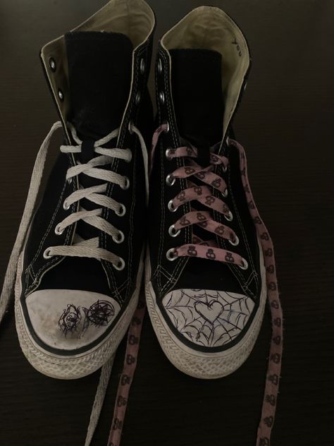 Converse Shoes Drawing, Converse Drawings, Converse Drawing On Shoes, Diy Sneakers Designs, Cody Core, Shoes Doodle, Drawing On Converse, Converse Drawing, Converse Ideas