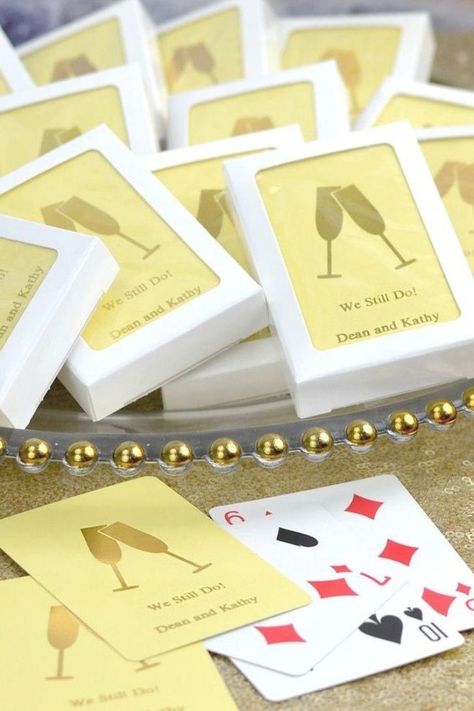 Playing Cards Wedding, Creative Wedding Favors, Inexpensive Wedding Favors, Deck Of Playing Cards, Elegant Wedding Favors, Wedding Mementos, Best Wedding Favors, Wedding Favors Cheap, Wedding Welcome Bags