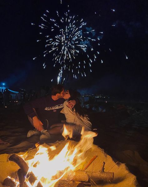 Summer Nights Aesthetic Couple, Bonfire With Boyfriend, Couple Bonfire Aesthetic, Bonfire Aesthetic Couple, Bonfire Couple Pictures, Couple Firework Pictures, Couple Bonfire, Bonfire Photos, Bonfire Night Aesthetic