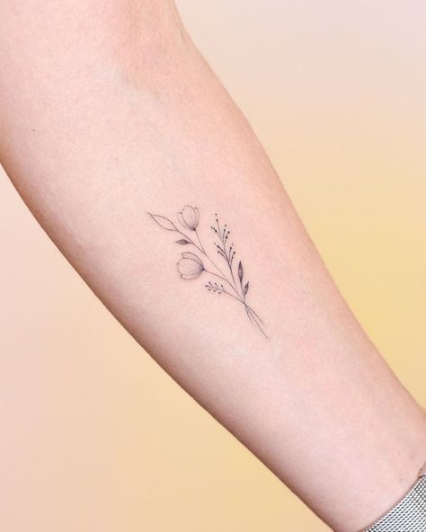 Minimalist Flowers Tattoo, Delicate Feminine Tattoos Small, Delicate Arm Tattoos For Women, Tattoos For Mum, Fine Line Flower Tattoos, Dainty Wildflower Tattoo, Tiny Floral Tattoo, Dainty Floral Tattoo, Minimalist Flower Tattoos