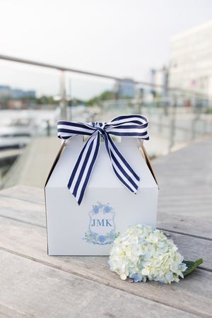 Ideas for wedding welcome bags, Ideas for wedding welcome boxes Wedding Welcome Bag Ideas, Welcome Bag Ideas, Newport Ri Wedding, Nantucket Wedding, Preppy Wedding, Creative Wedding Favors, Wedding Favors And Gifts, Design Darling, Groom Wedding Attire